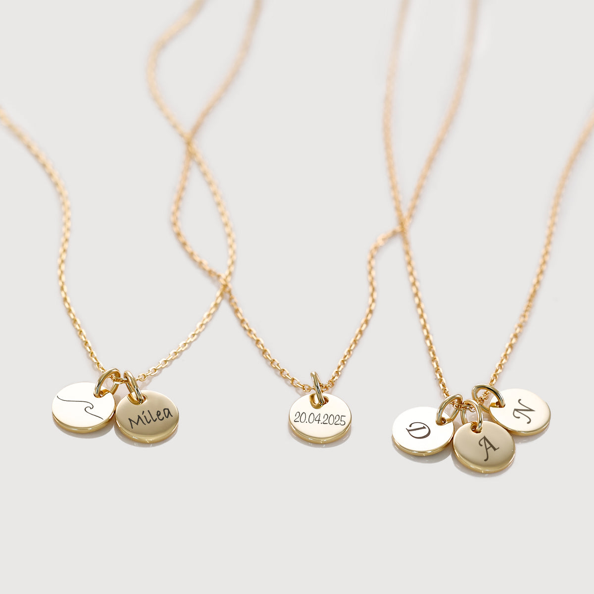 Personalisierte Kette mit rundem Gravurplättchen in Gold – drei Varianten mit Name, Datum und Initialen