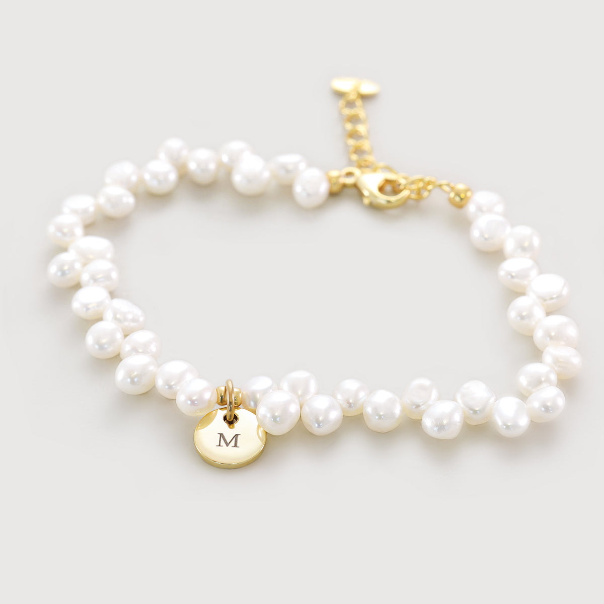 Süßwasserperlen Armband mit goldenem Gravur-Plättchen und Initiale M