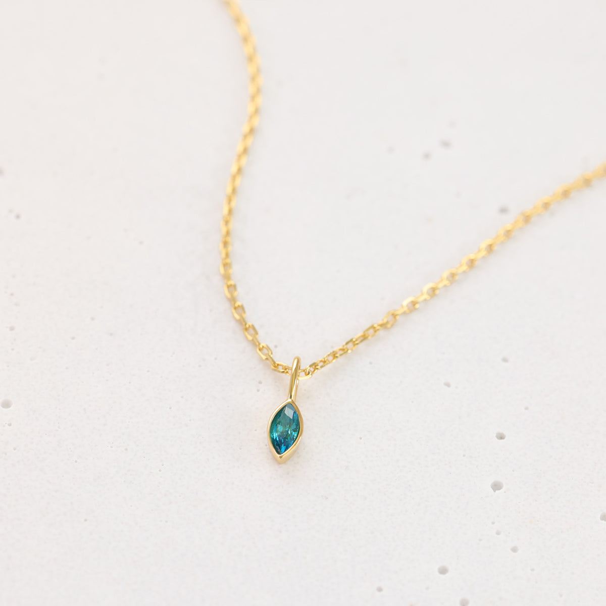 Geburtsstein-Kette mit Navette-Anhänger aus Zirkonia in Gold – türkiser Stein als Nahaufnahme