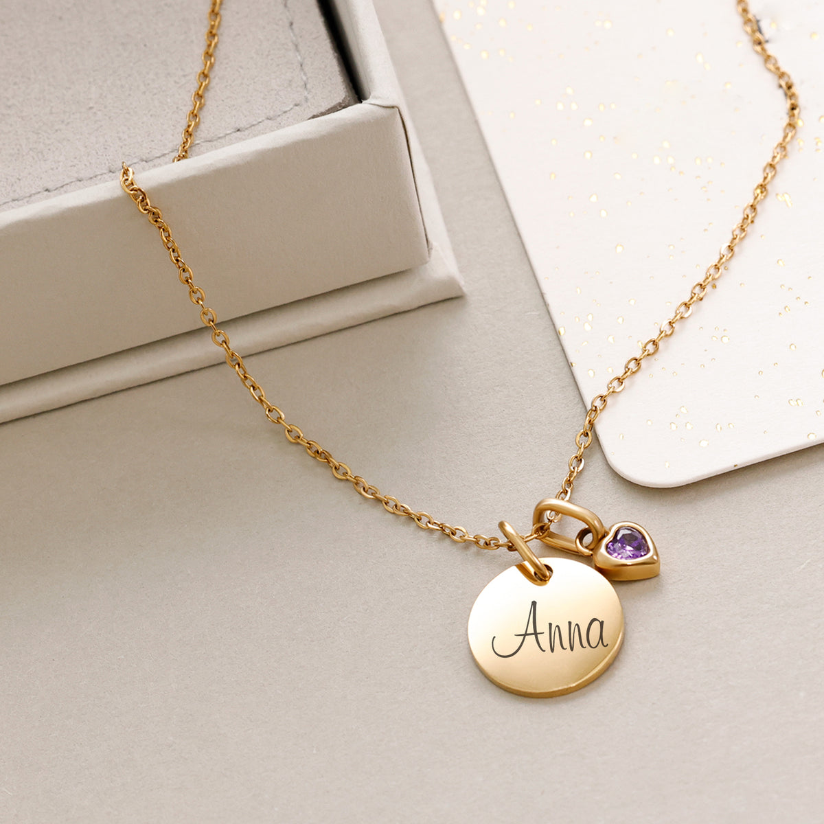 Personalisierte Namenskette mit Zirkonia Geburtsstein in Gold, Plättchen mit Namen 'Anna' graviert