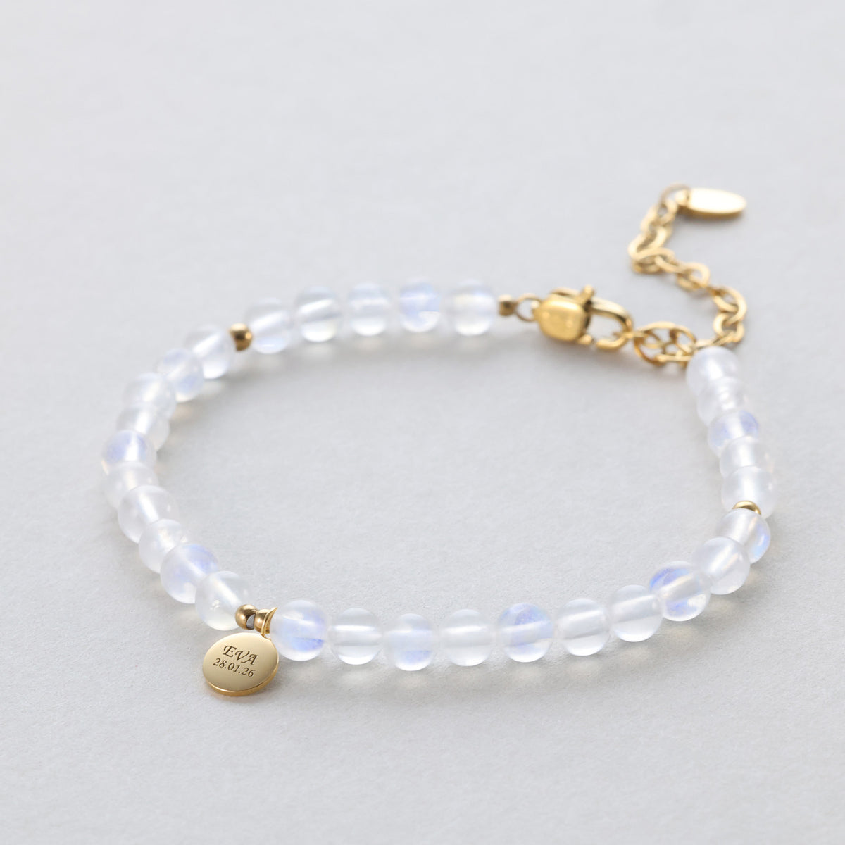 Mondstein-Armband mit graviertem Namen und Datum auf goldenem Plättchen