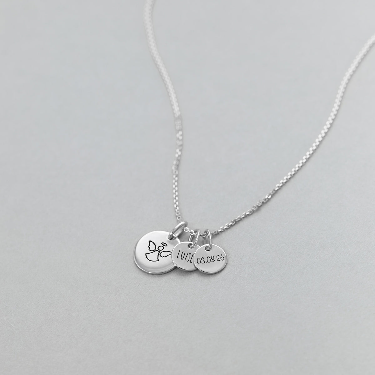 Familienkette mit Gravurplättchen, Silber – Engelsmotiv mit Gravur Luise und Datum 03.03.26
