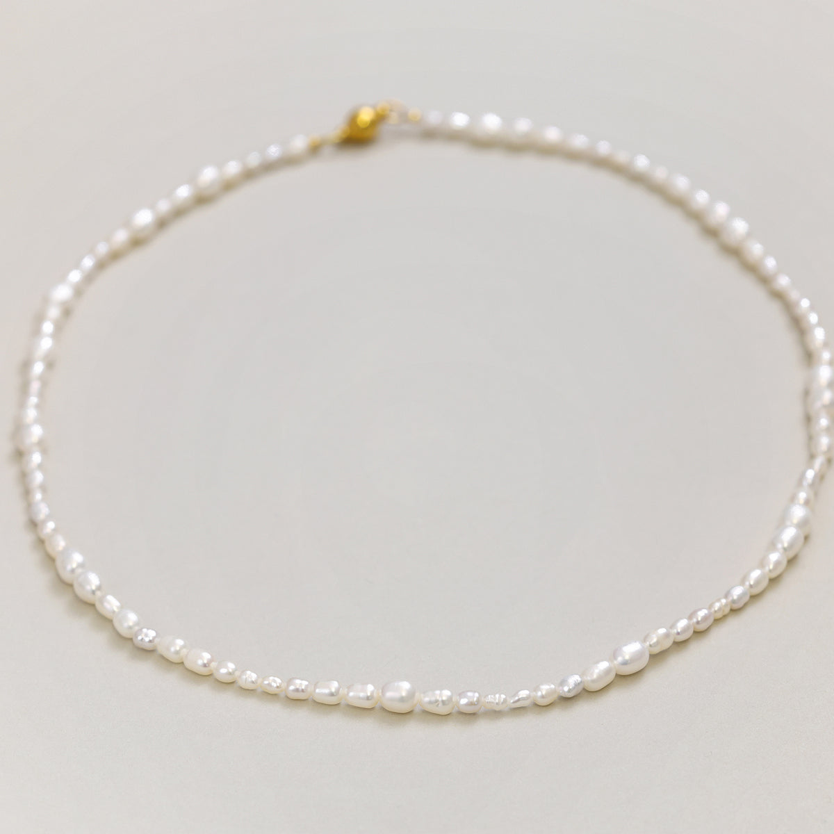 Süßwasserperlenkette in natürlicher Form mit Magnetverschluss in Gold, oval ausgelegt