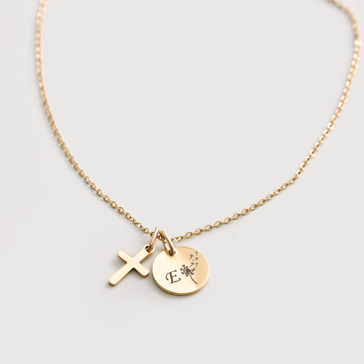 Christliche Halskette mit Kreuz & Wunschgravur in Gold, Plättchen mit Pusteblume und Initiale E