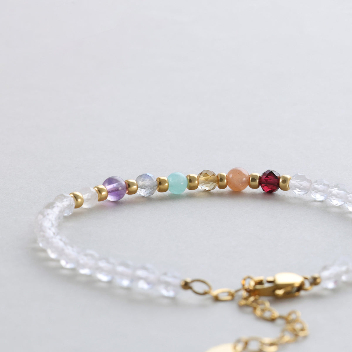 Bergkristall-Chakra-Armband mit bunten Edelsteinperlen in Nahaufnahme