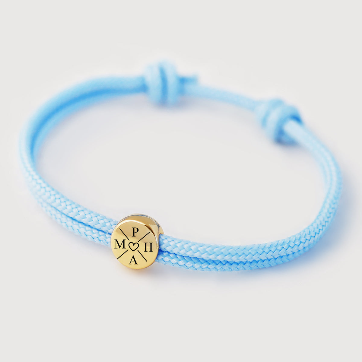 Familienarmband aus Segeltau in Hellblau – goldenes Plättchen mit Initialen 'M P A H' und Herzsymbol