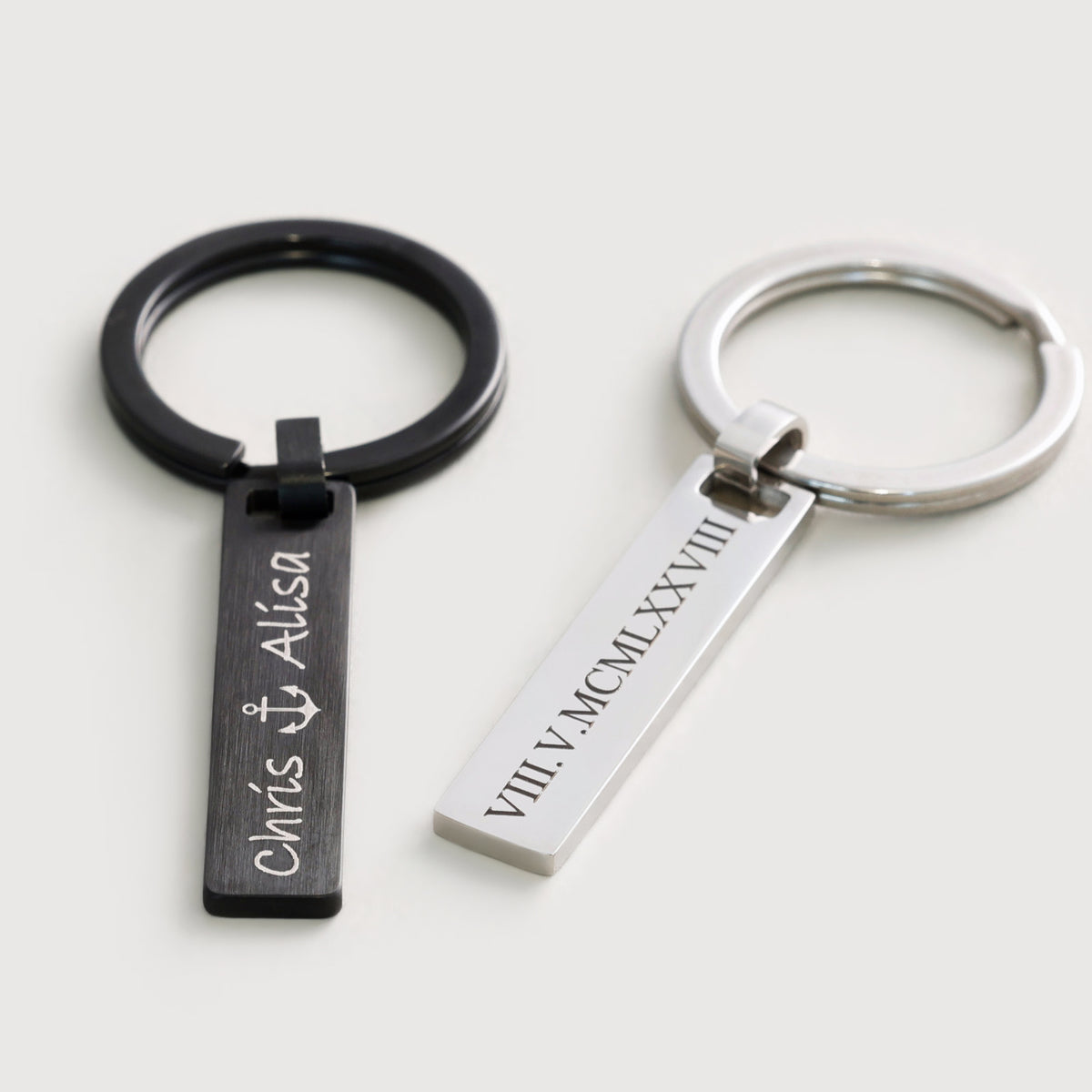 Bar-Anhänger Schlüsselring mit Gravur in Schwarz und Silber, Namen mit Anker-Symbol und römischen Zahlen