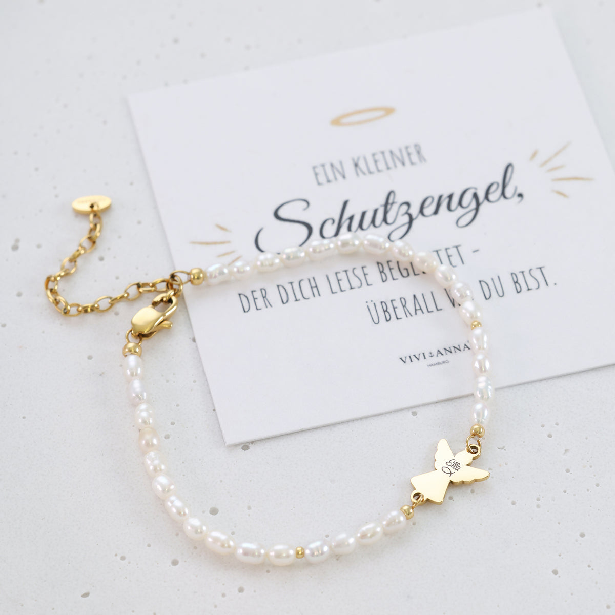 Perlenarmband mit Schutzengel-Anhänger auf Grußkarte 'Ein kleiner Schutzengel für dich'