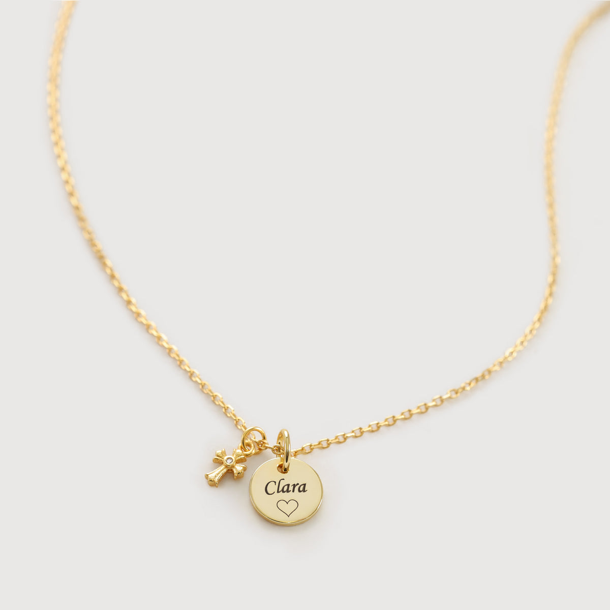 Gravurkette mit kleinem funkelnden Kreuz – 925 Sterling Silber, Nahaufnahme mit Plättchen 'Clara' und Herzmotiv