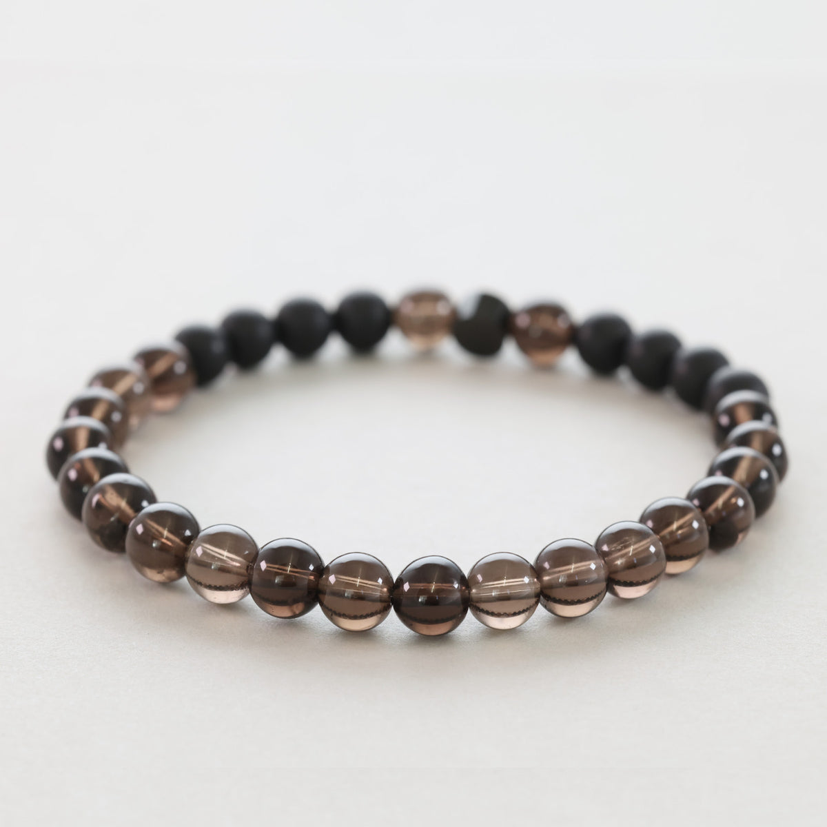 Naturstein-Armband aus Rauchquarz und Onyx, komplette Ansicht auf hellem Untergrund