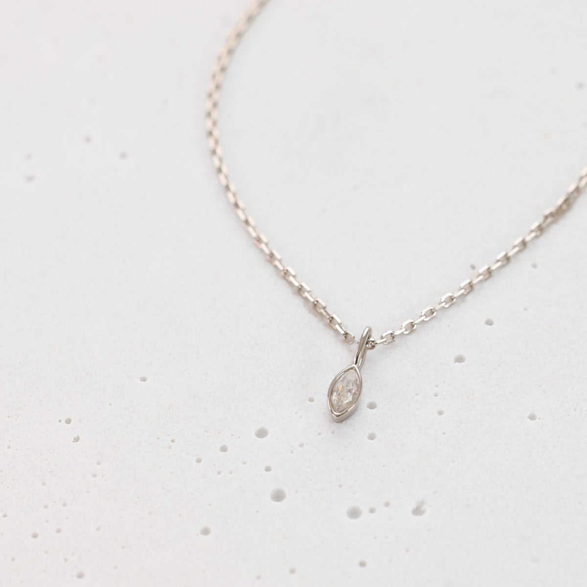 Geburtsstein-Kette mit Navette-Anhänger aus Zirkonia in Silber – klarer Stein als Nahaufnahme