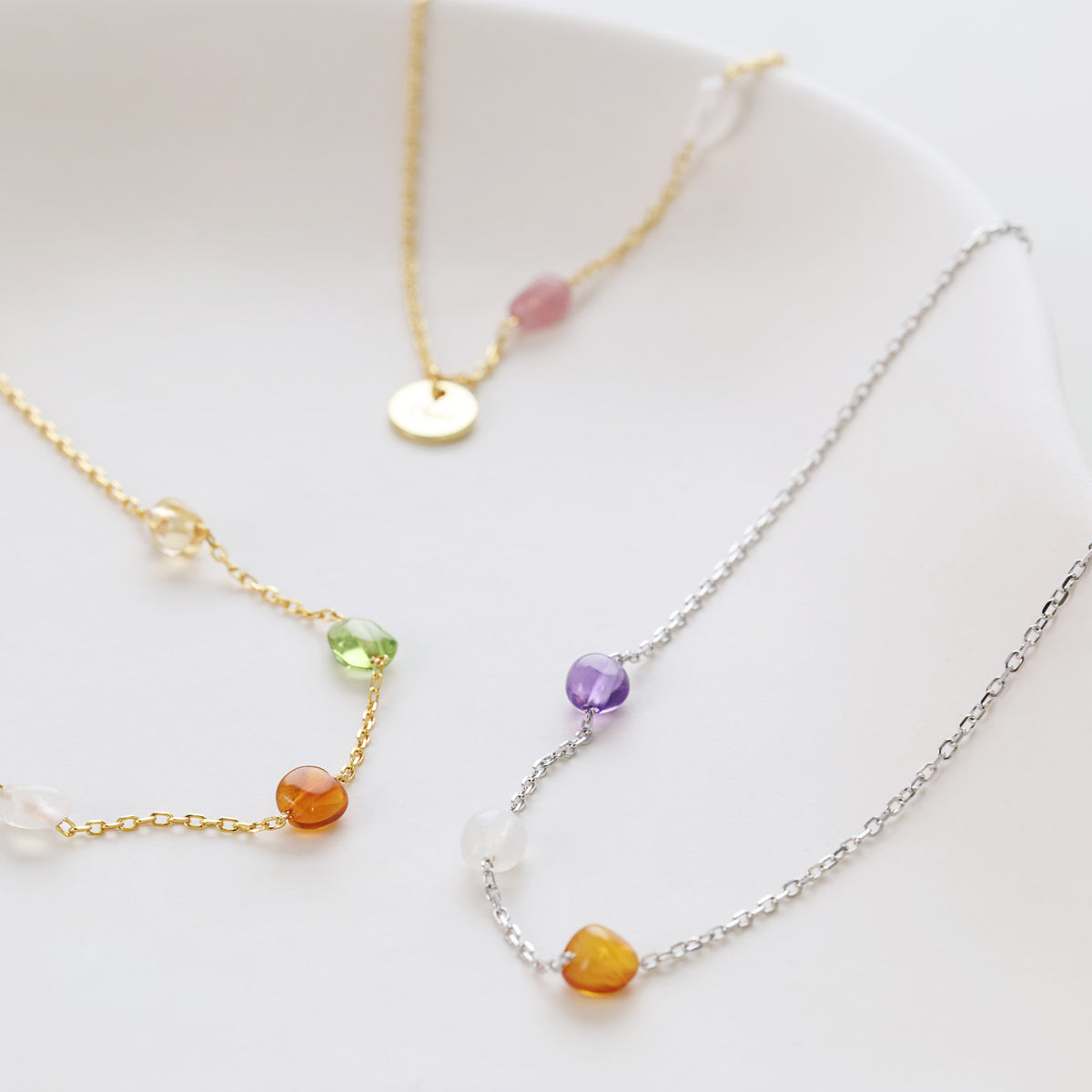 Heilenergie-Kette mit Gravurplättchen – drei Varianten in Gold und Silber mit verschiedenen Edelsteinen