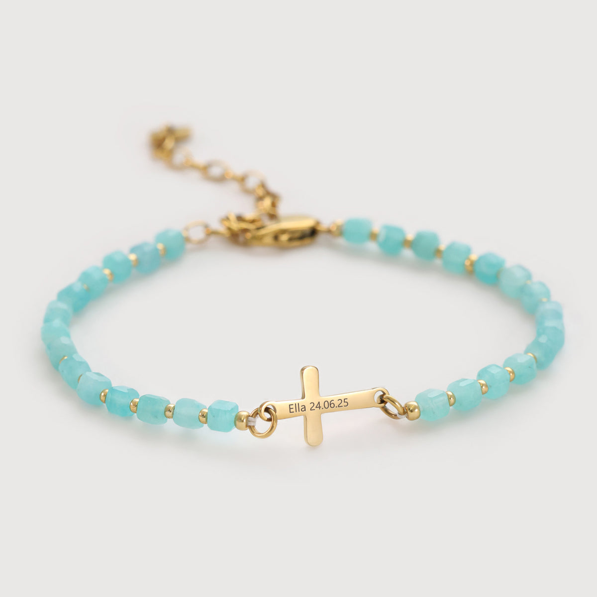Amazonit-Perlenarmband mit personalisierbarem Kreuz in Gold, graviert mit 'Ella 24.06.25'