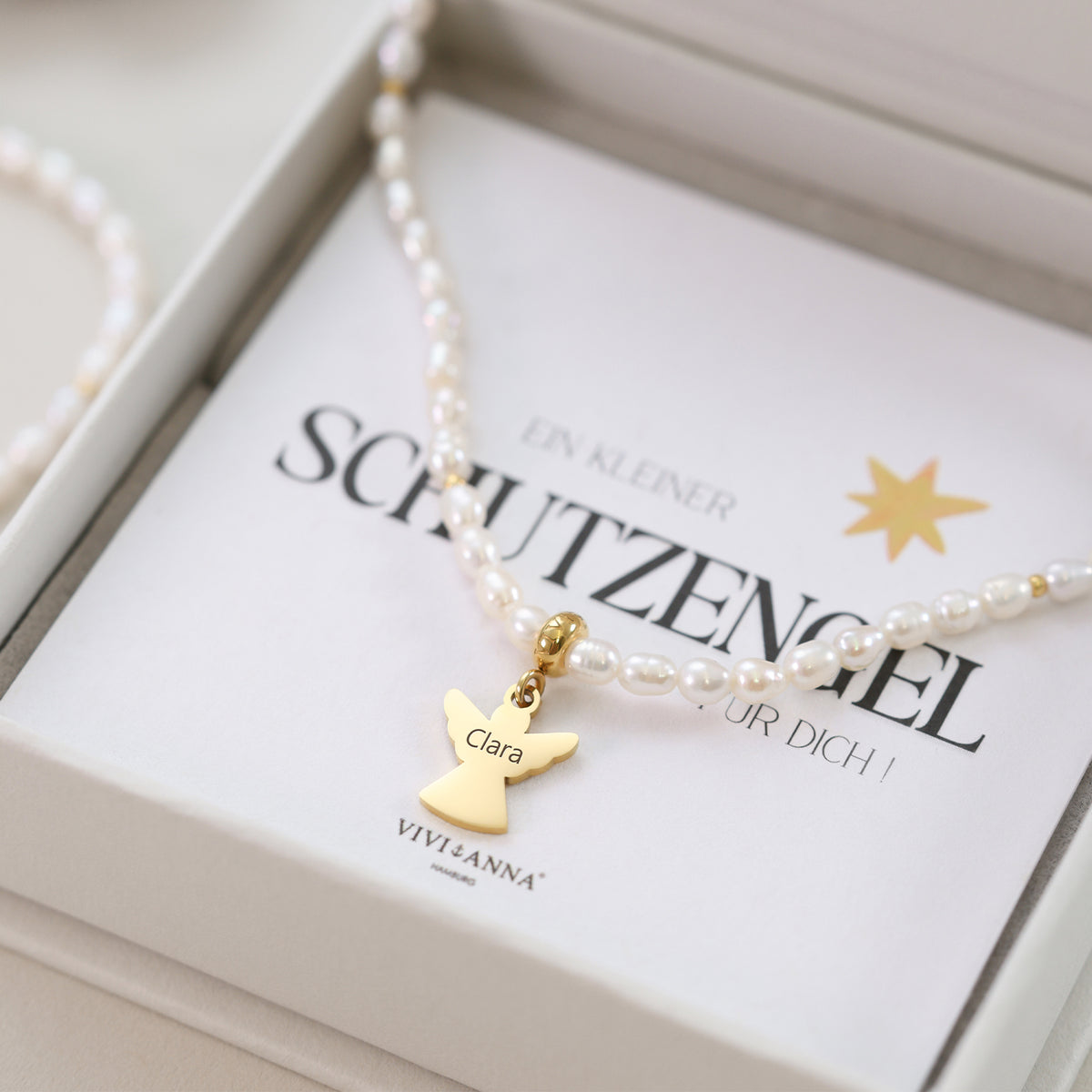 Schutzengel-Perlenkette mit graviertem Anhänger 'Clara' in Geschenkbox mit Schutzengel-Karte
