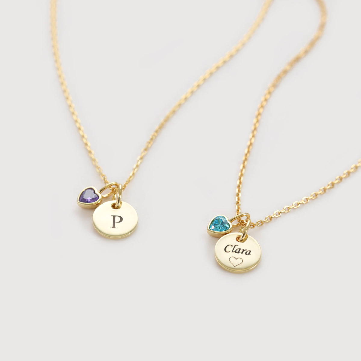 Personalisierte Kette mit Herz-Geburtsstein in Gold – zwei Varianten mit Initiale 'P' und Namen 'Clara'