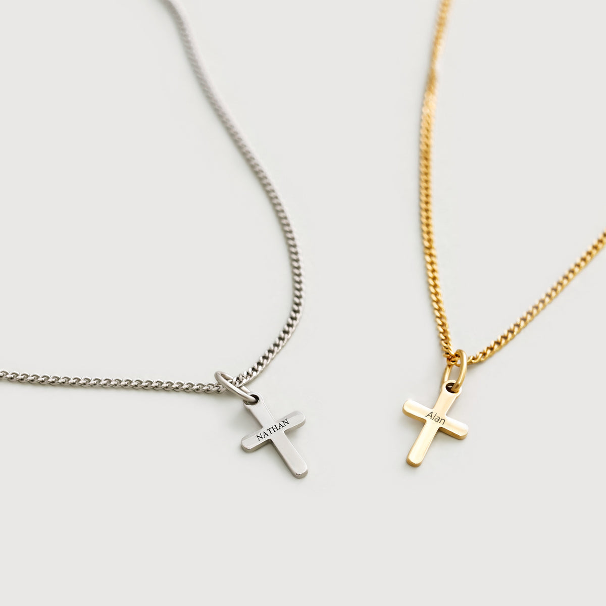 Herren Mini Kreuz Halskette mit Gravur – zwei Kreuzanhänger in Silber und Gold mit Namen graviert im Vergleich