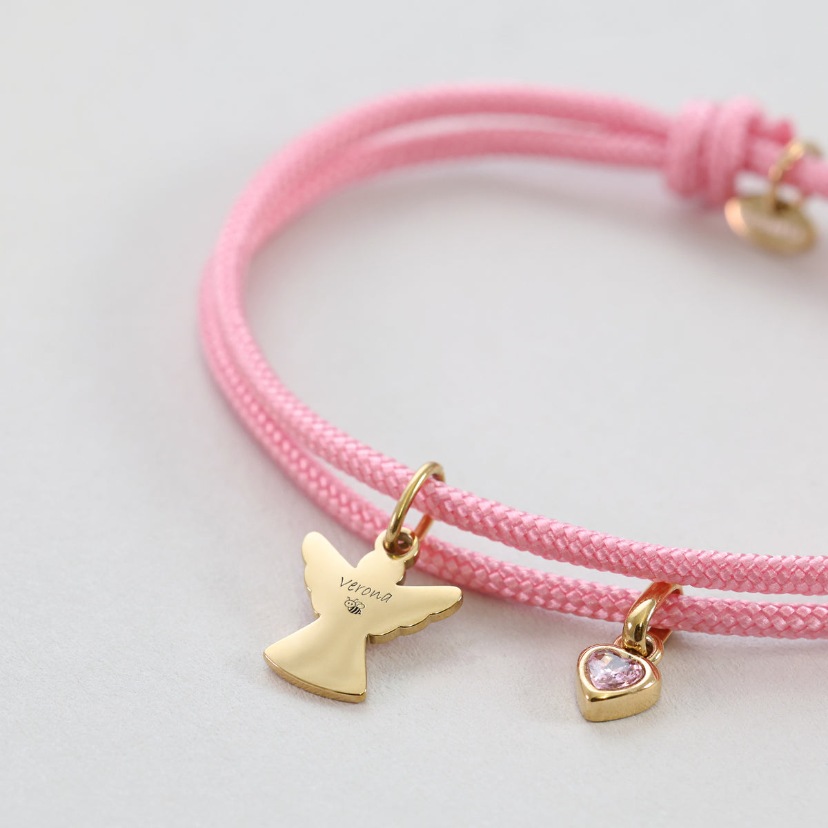 Rosa Segeltau Armband mit goldenem Schutzengel, graviert mit Namen Verona, und Herz-Geburtsstein