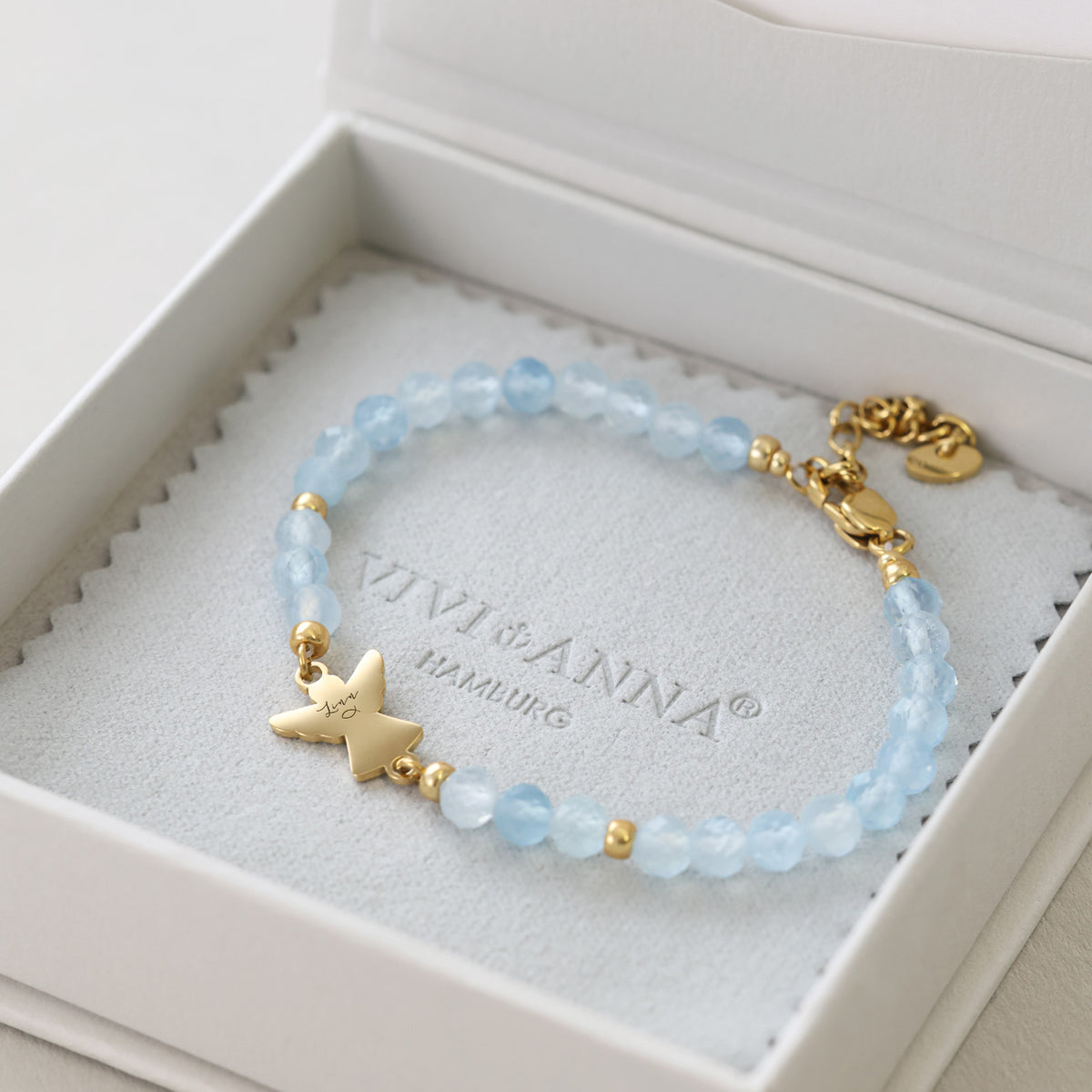 Aquamarin Armband mit Engelanhänger in goldener Geschenkbox mit VIVI&ANNA Schmuckbeutel