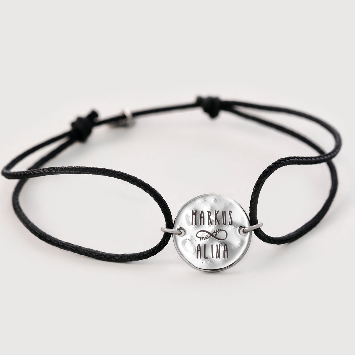 Nylon Armband mit Hammerschlagplättchen in Silber, graviert mit zwei Namen