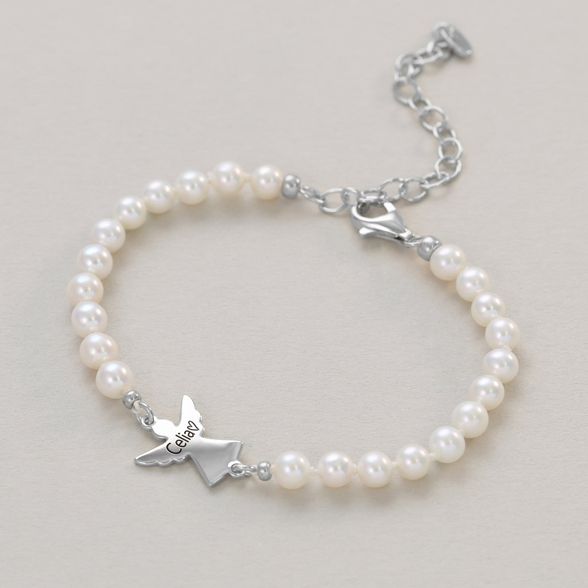 Handgeknüpftes Perlenarmband mit silbernem Engel und Gravur 'Celia', stufenlos verstellbar