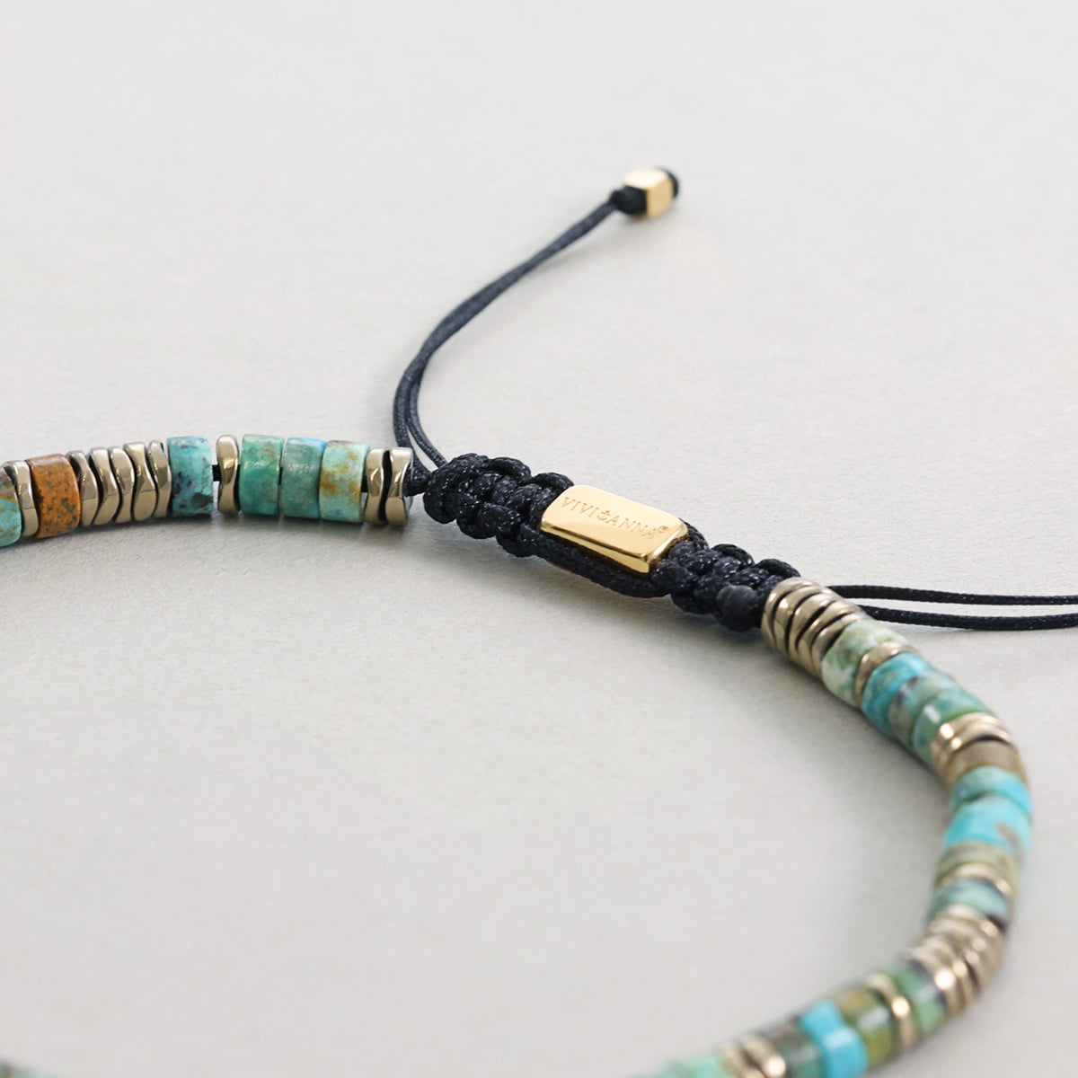 Edelsteinarmband mit Türkis und Hämatit – Nahaufnahme des Verschlussknotens mit VIVIANNA-Gravurperle
