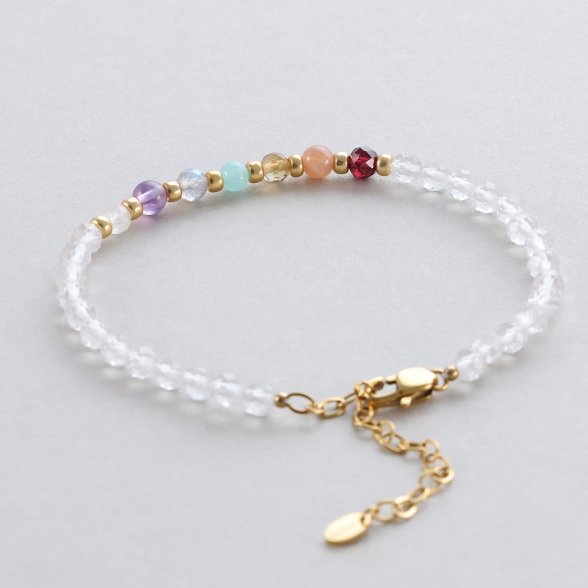 Bergkristall-Armband mit Chakra-Perlen und Verlängerungskette mit Logo-Anhänger
