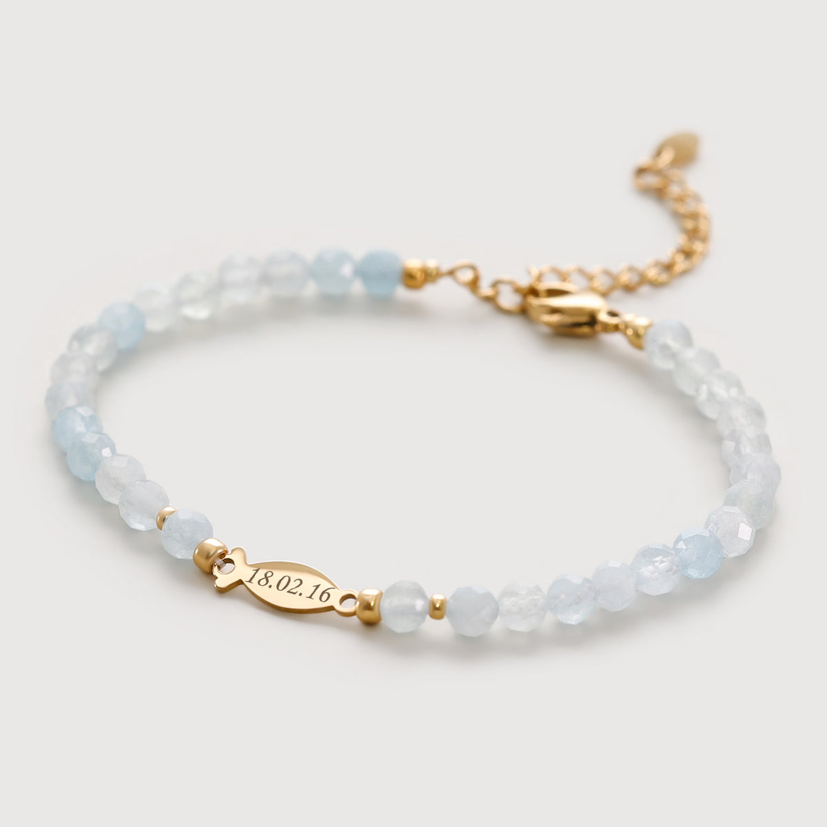 Aquamarin Ichthys Armband in Gold mit Fisch-Anhänger, graviert mit Datum „18.02.16“