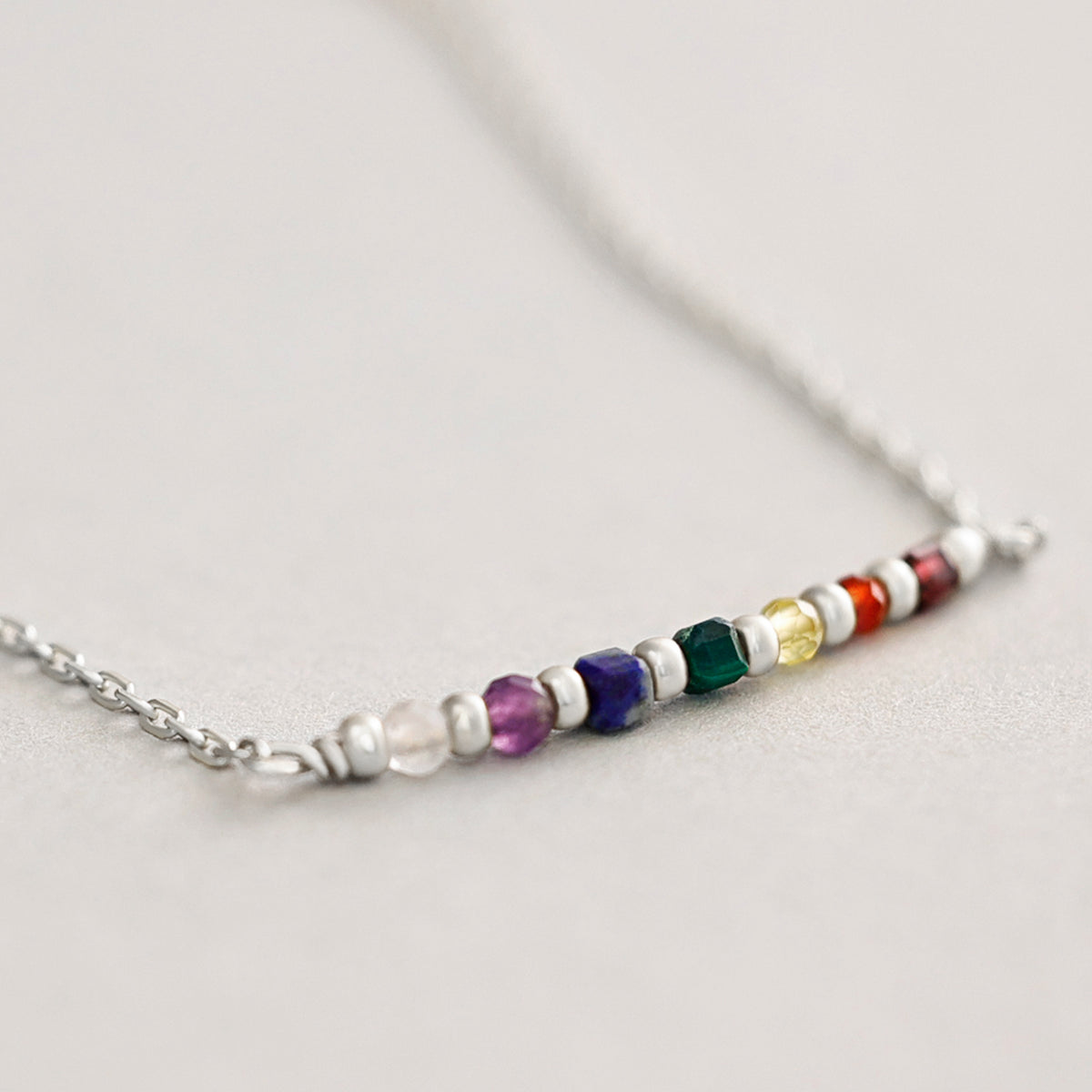 Chakra-Heilsteinkette in Silber mit bunten Edelstein-Perlen, Nahaufnahme