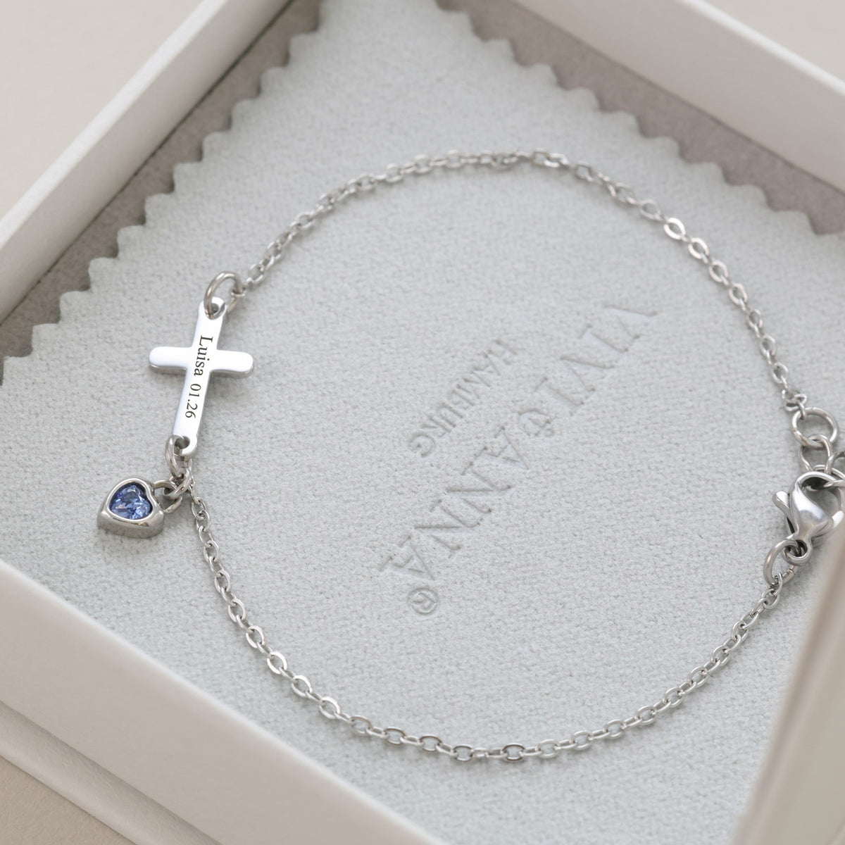 Silberarmband mit Kreuzanhänger und Geburtsstein-Herzchen, Gravur Luisa 01.26 in Geschenkbox