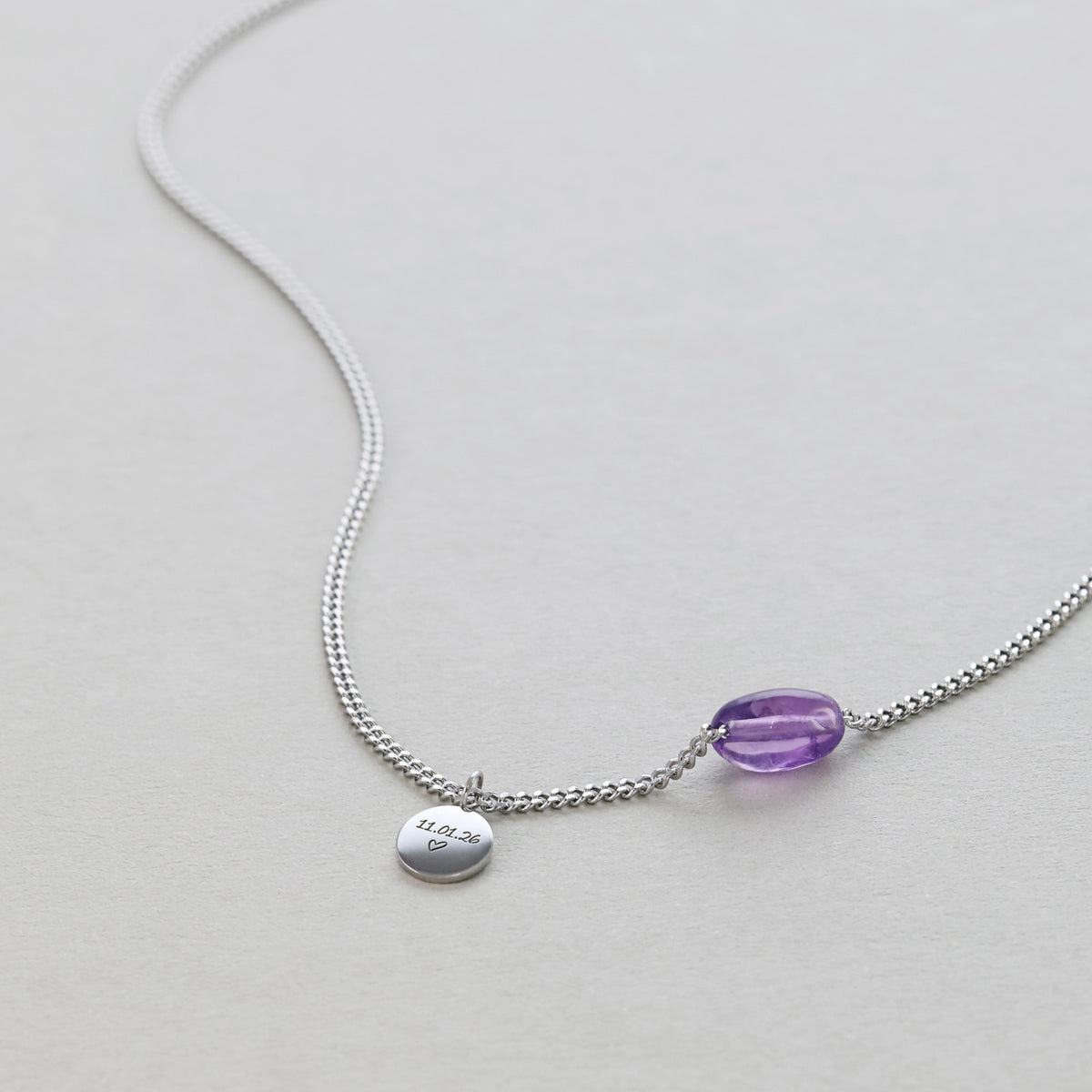 Individuelle Heilenergie-Kette mit personalisiertem Plättchen, Nahaufnahme mit Amethystperle und graviertem Datum