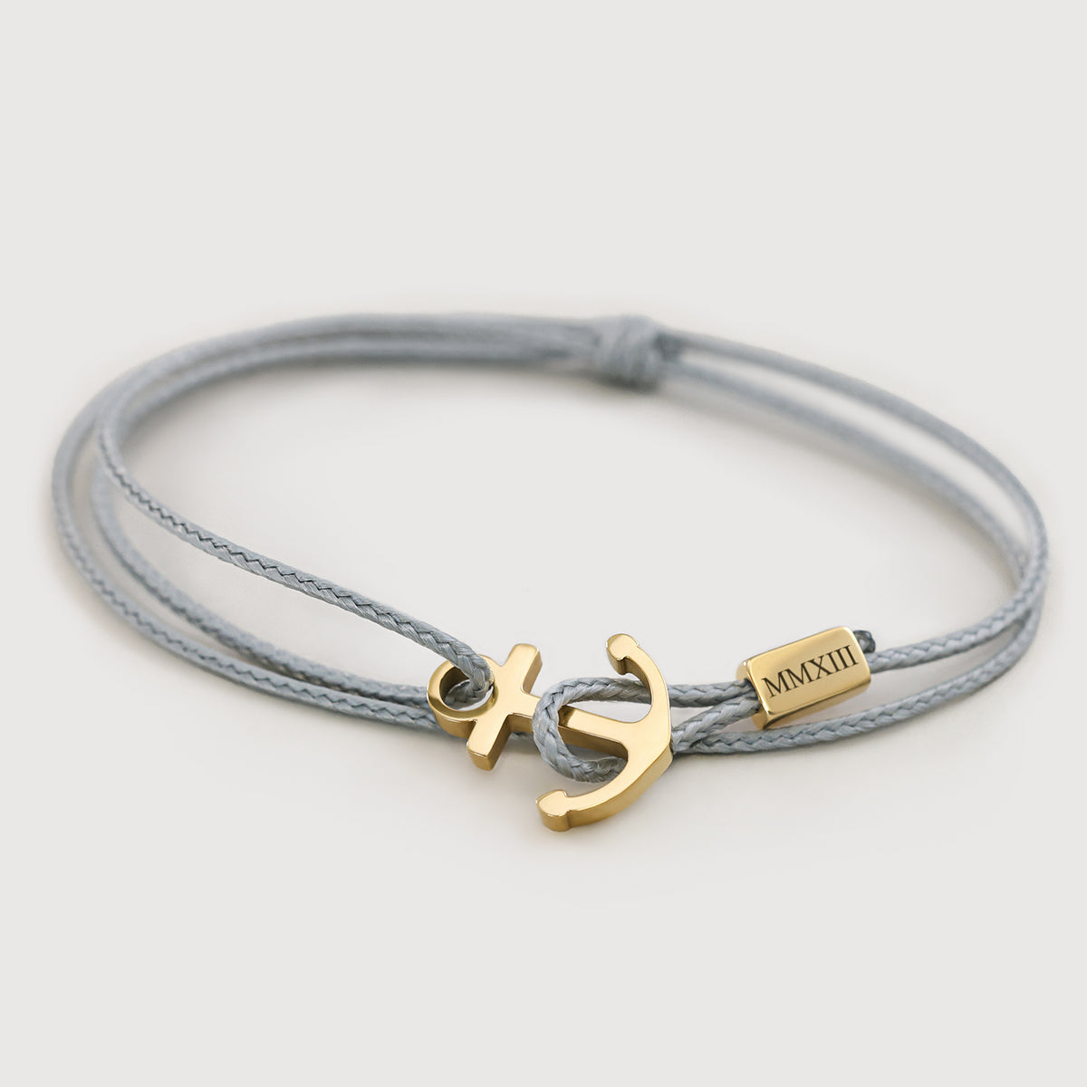 Unisex Armband mit Gravur & Ankerhaken in Grau – vergoldeter Anker mit Gravur MMXIII am Verschlussteil