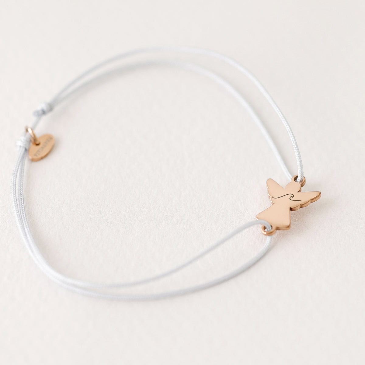 Schutzengel Armband mit individueller Gravur in Grau – Roségold-Engel mit Wellenmuster-Gravur