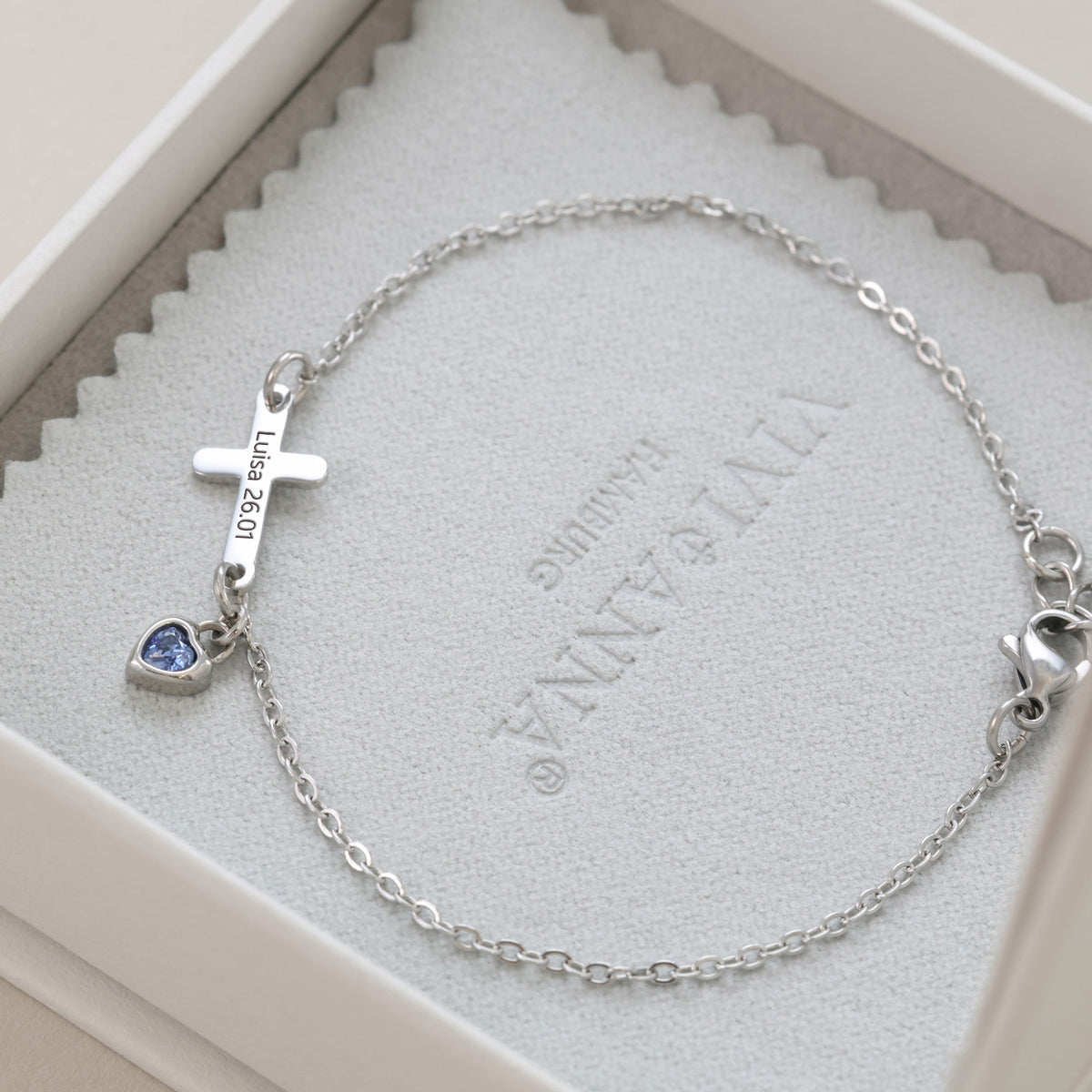 Kreuzarmband mit Herz-Geburtsstein – silbernes Armband graviert 'Luisa 26.01' in Geschenkbox