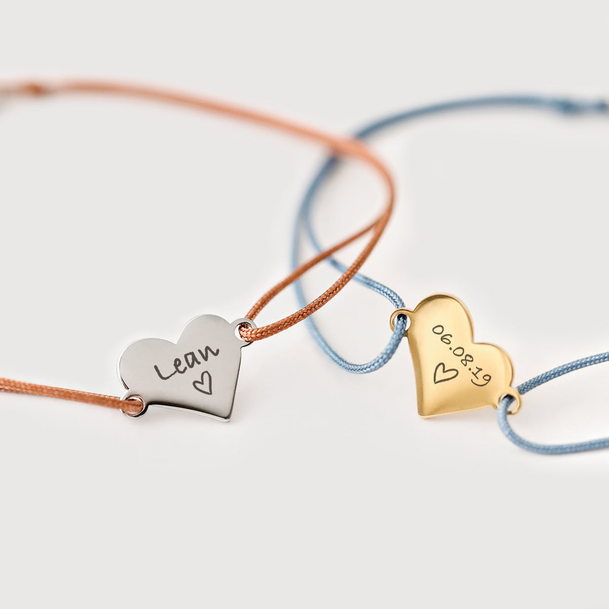 Feines Herz-Armband mit Wunschtext – Terrakotta mit Gravur 'Lean' und Blau mit Datum '06.08.19'
