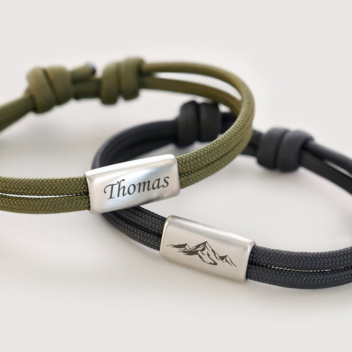 Zwei Segeltau-Armbänder in Oliv und Schwarz mit Gravur Thomas und Berg-Symbol