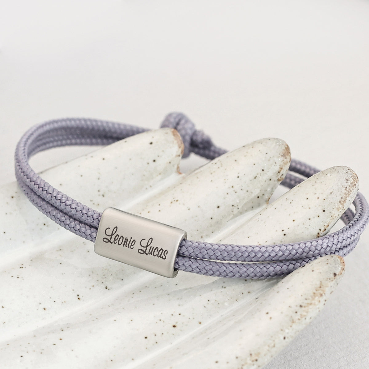 Zartes Segeltau-Armband mit personalisierter Gravurperle in Hellgrau, Gravur 'Leonie Lucas'
