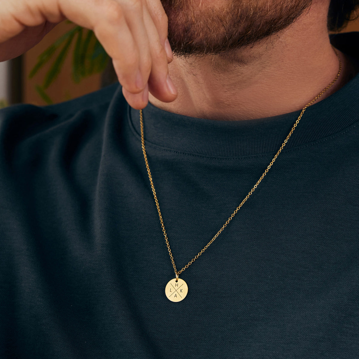 Minimalistische Herren Halskette mit Gravurplättchen – Mann trägt goldene Kette mit Anhänger am Hals
