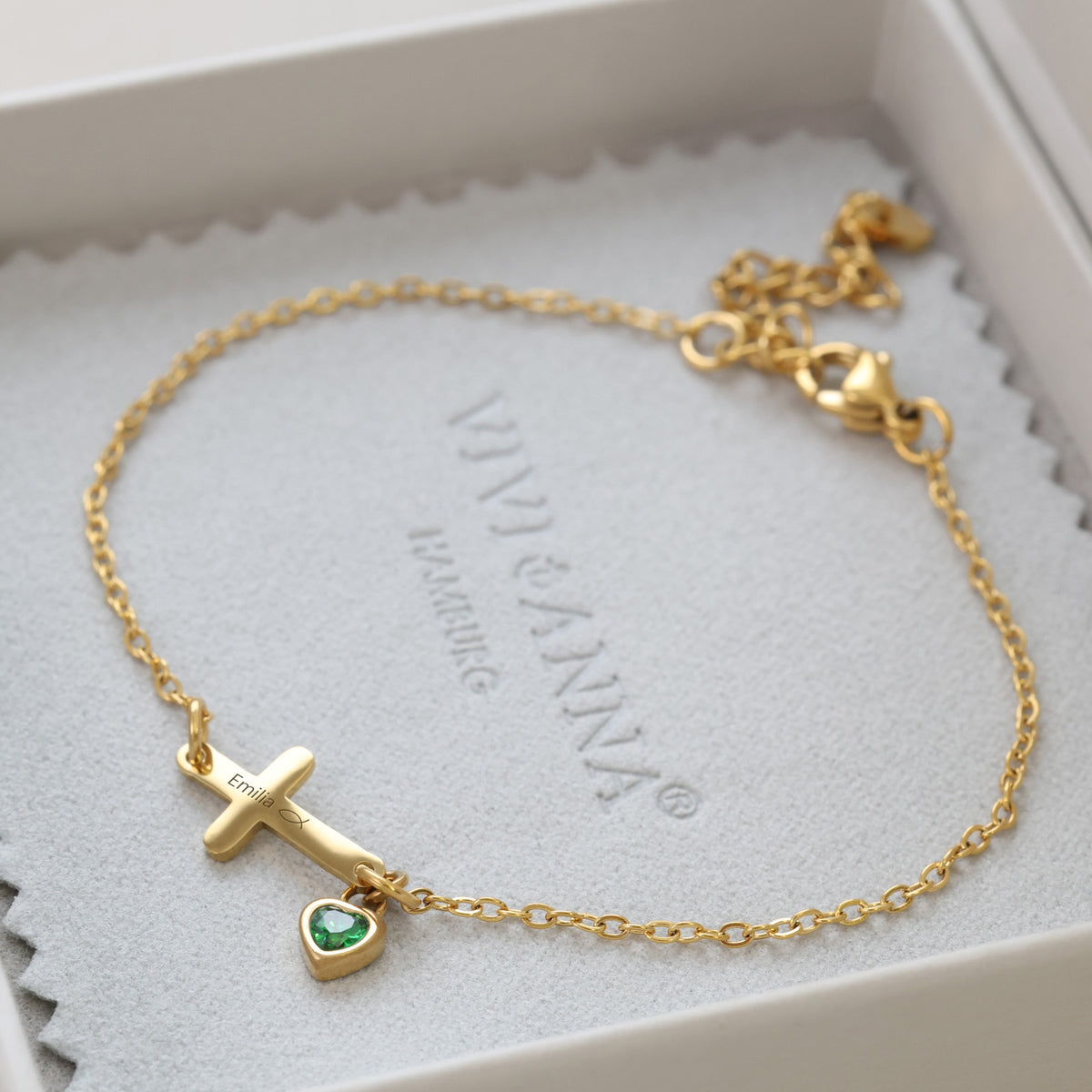 Kreuzarmband mit Herz-Geburtsstein – goldenes Armband graviert 'Emilia' mit grünem Herzstein in Geschenkbox