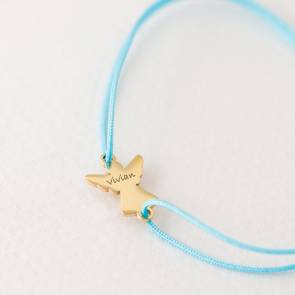 Schutzengel Armband mit individueller Gravur in Hellblau – Gold-Engel mit Gravur 'Vivian'