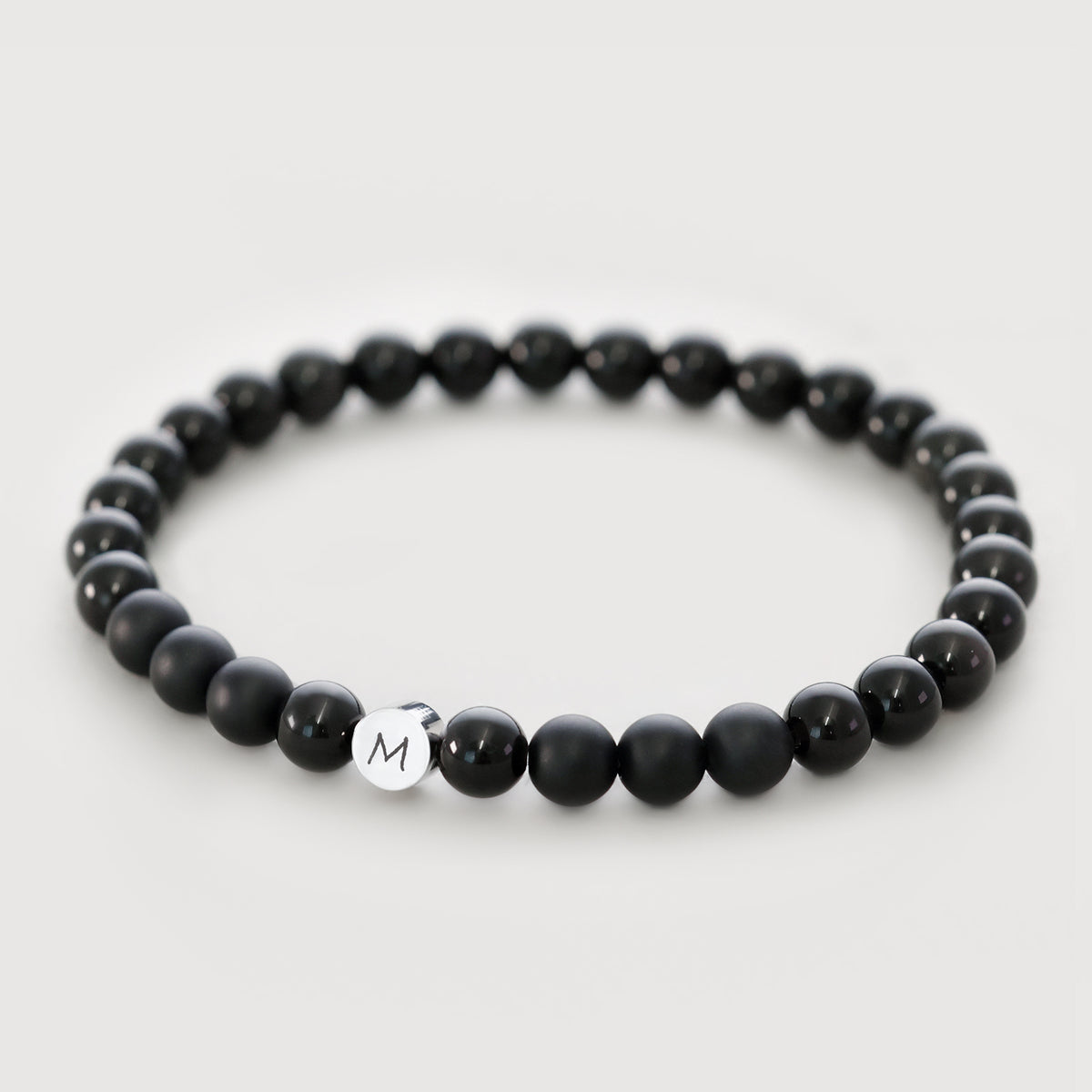 Armband mit Obsidian- und Onyx-Perlen und silbernem Plättchen mit Initiale 'M'