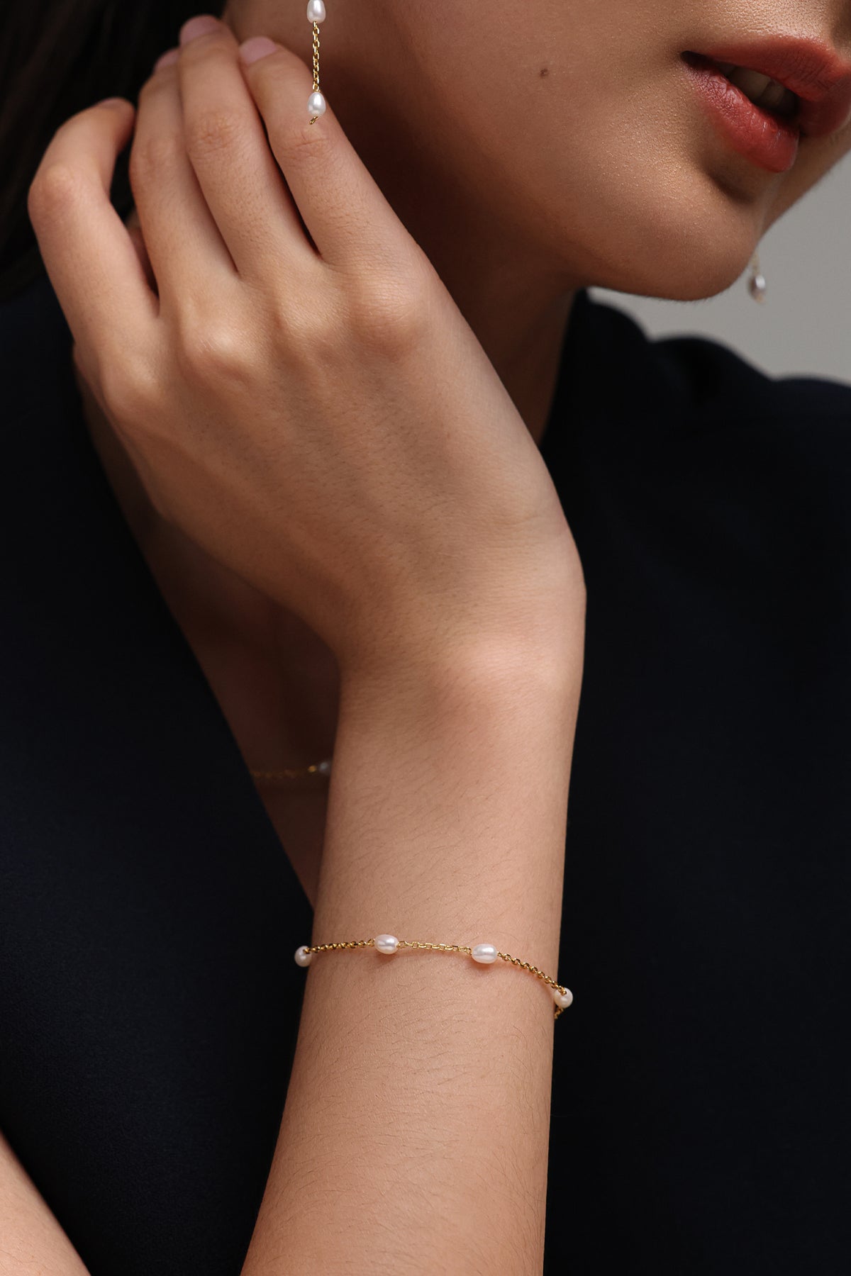 Feines Armband mit kleinen Süßwasserperlen - 925er Sterling Silber, Frau trägt Armband, Ohrring und Kette