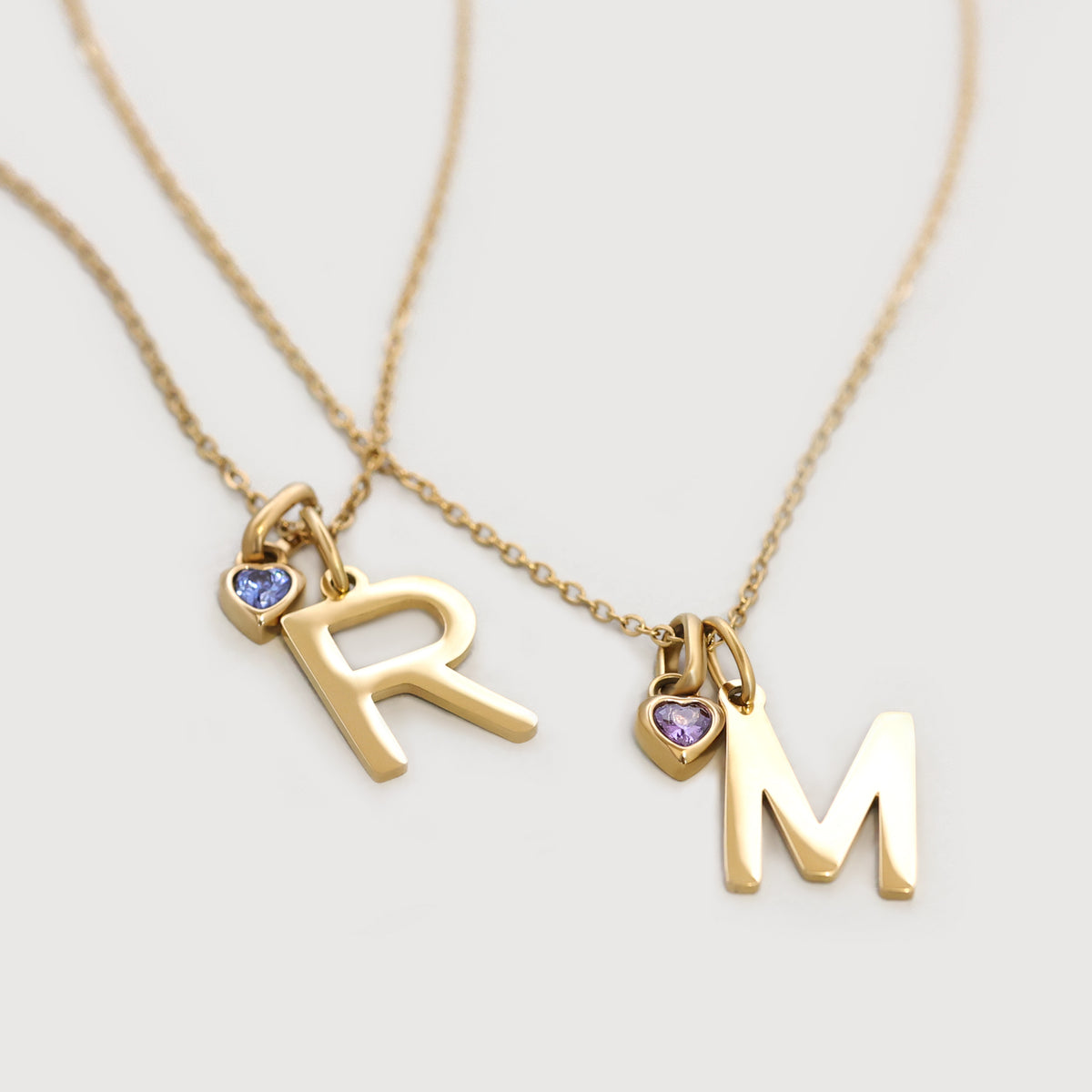 Initialen Kette mit Herz-Zirkonia – zwei Ketten mit Buchstaben R und M und farbigen Herzsteinen