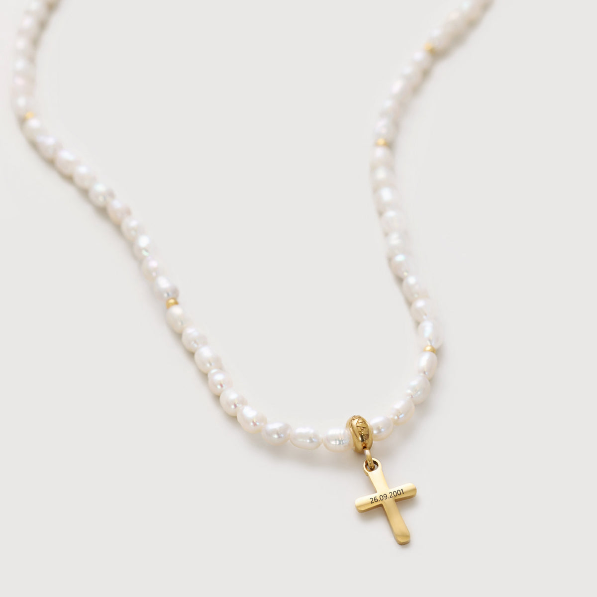 Süßwasserperlen Halskette mit Kreuz in Gold, graviert mit Datum 26.09.2001, Nahaufnahme des Anhängers