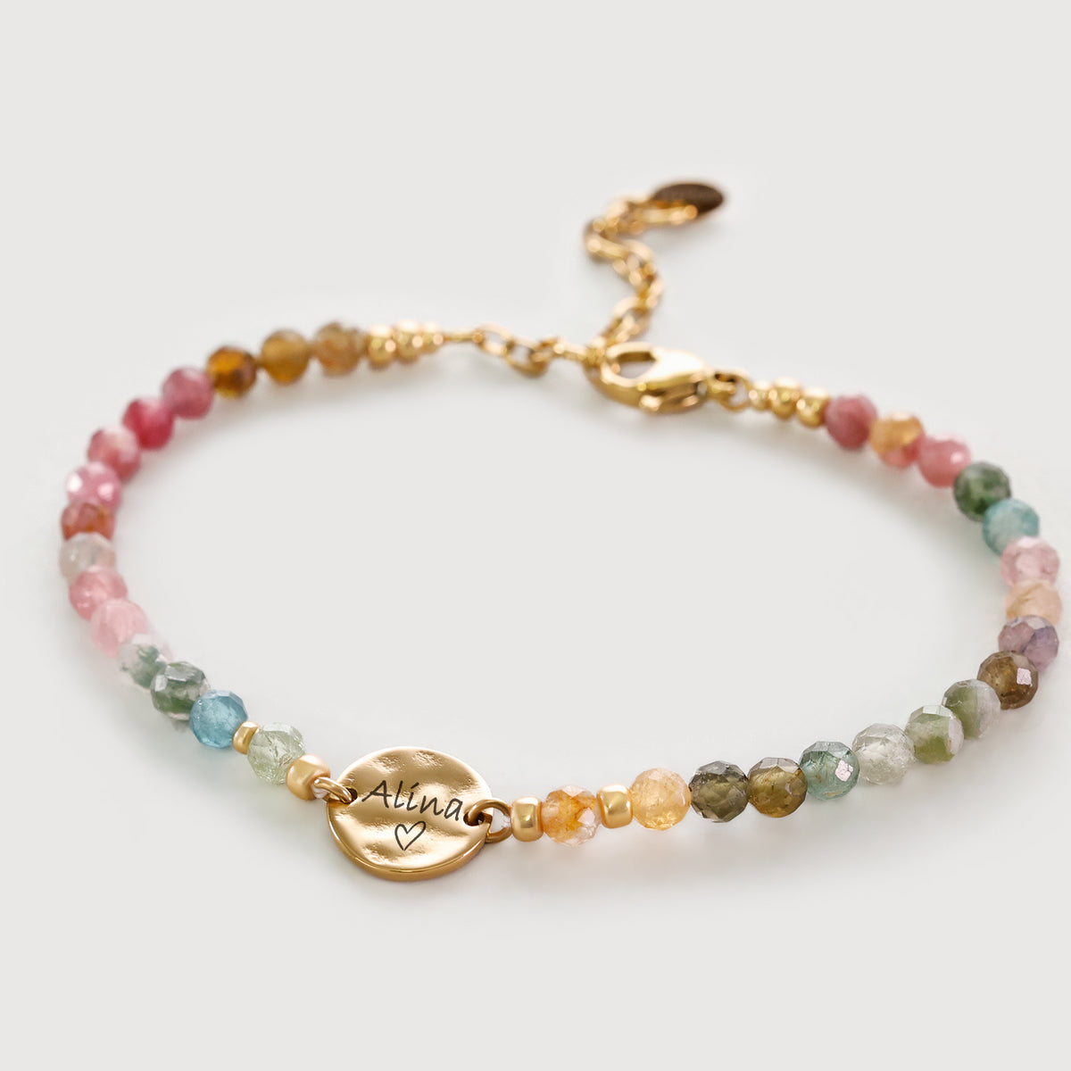Regenbogen-Turmalin-Armband mit Hammerschlag Plättchen – ovales Plättchen mit graviertem Namen 'Alina'