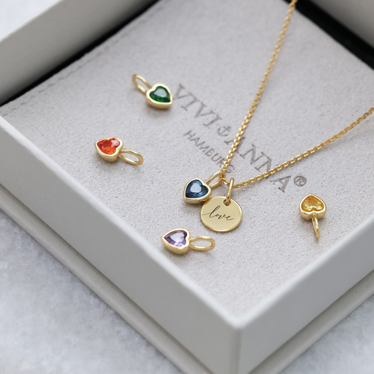 Herz-Geburtsstein Kette mit Gravur, Gold – Anhänger mit Gravur 'love' und Geburtssteinen im Geschenketui
