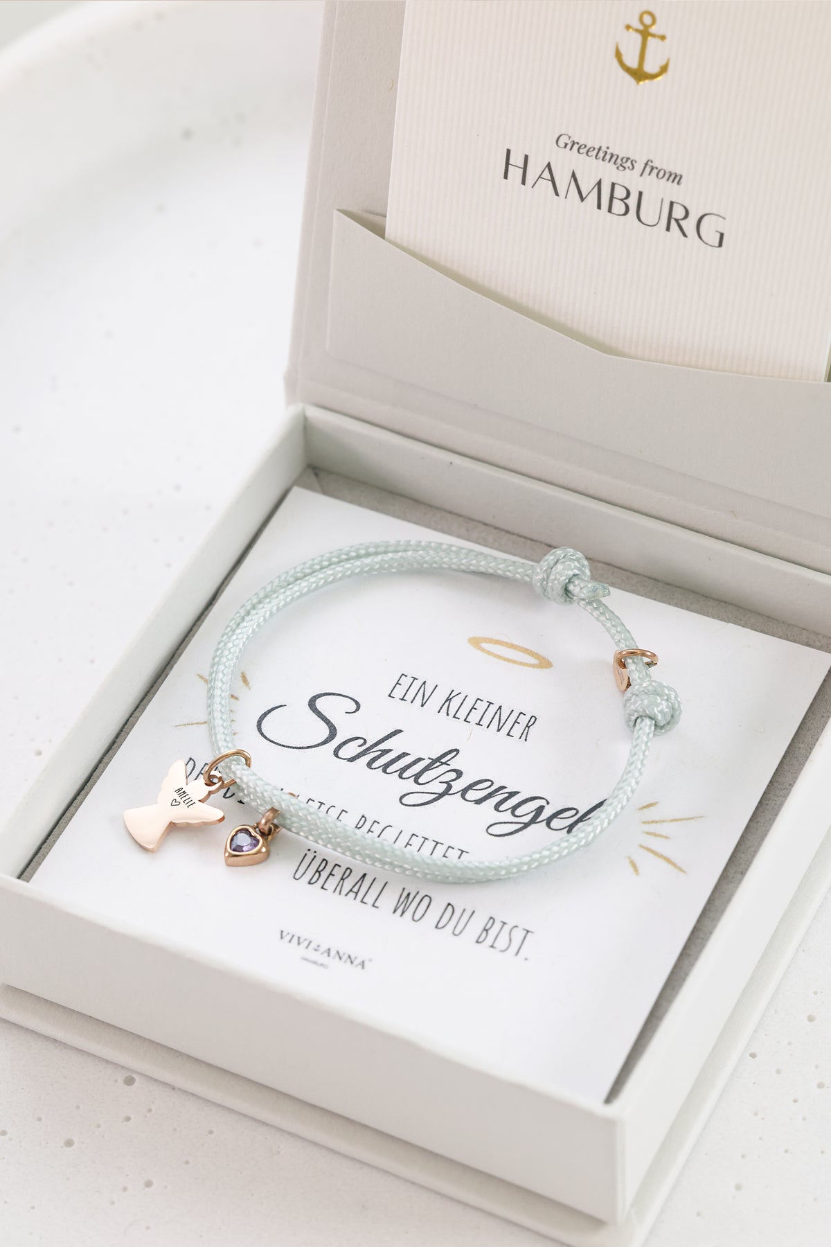 Mintfarbenes Segeltau Armband mit roségoldenem Schutzengel und Geburtsstein, in Geschenkbox mit Hamburg-Karte