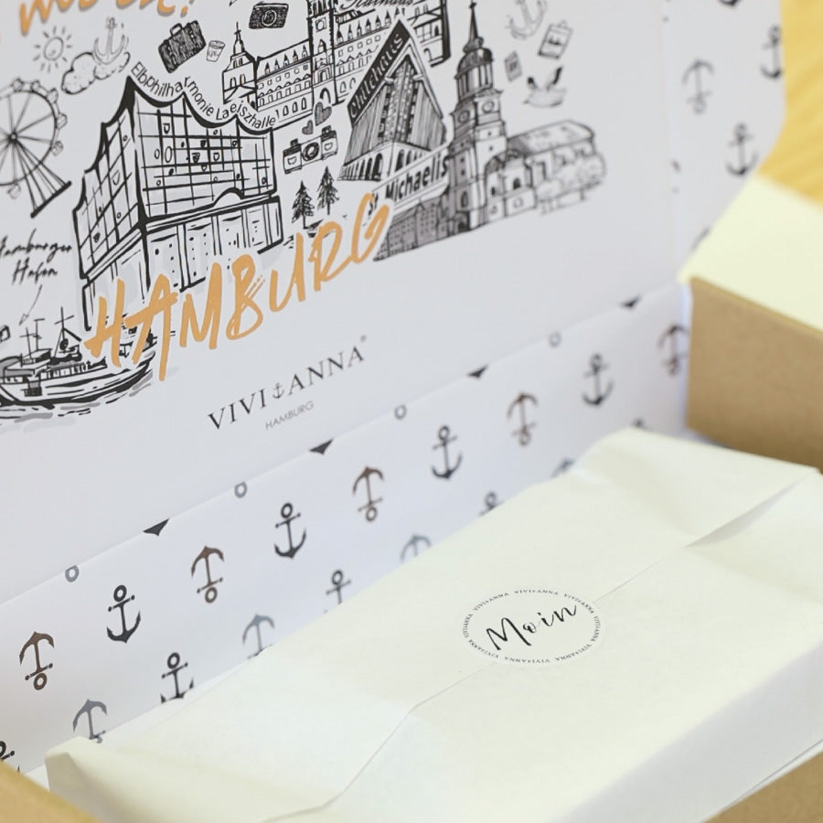 Geschenkbox mit Hamburg-Illustration, Ankerpapier und 'Moin'-Aufkleber – Versandverpackung