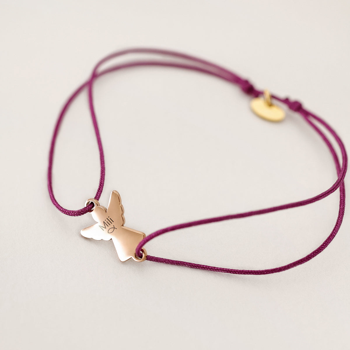Schutzengel Armband mit individueller Gravur in Magenta – Roségold-Engel mit Gravur 'Mili' und Fisch