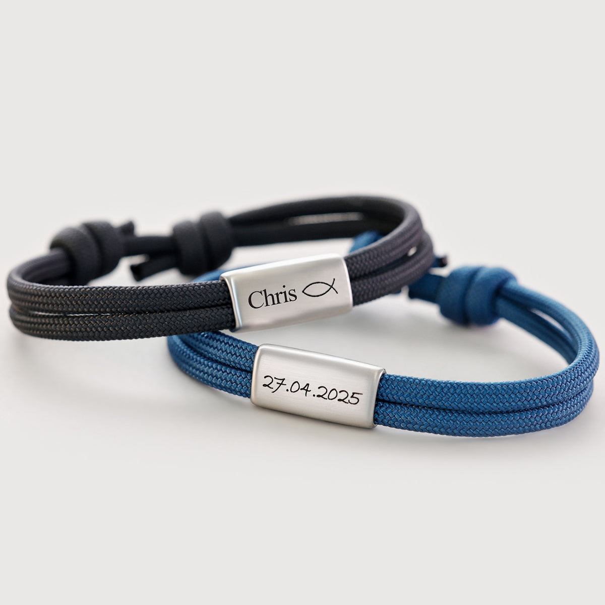 Personalisiertes Segeltau Armband mit Gravur zur Kommunion – zwei Farben mit Name, Fischsymbol und Datum graviert