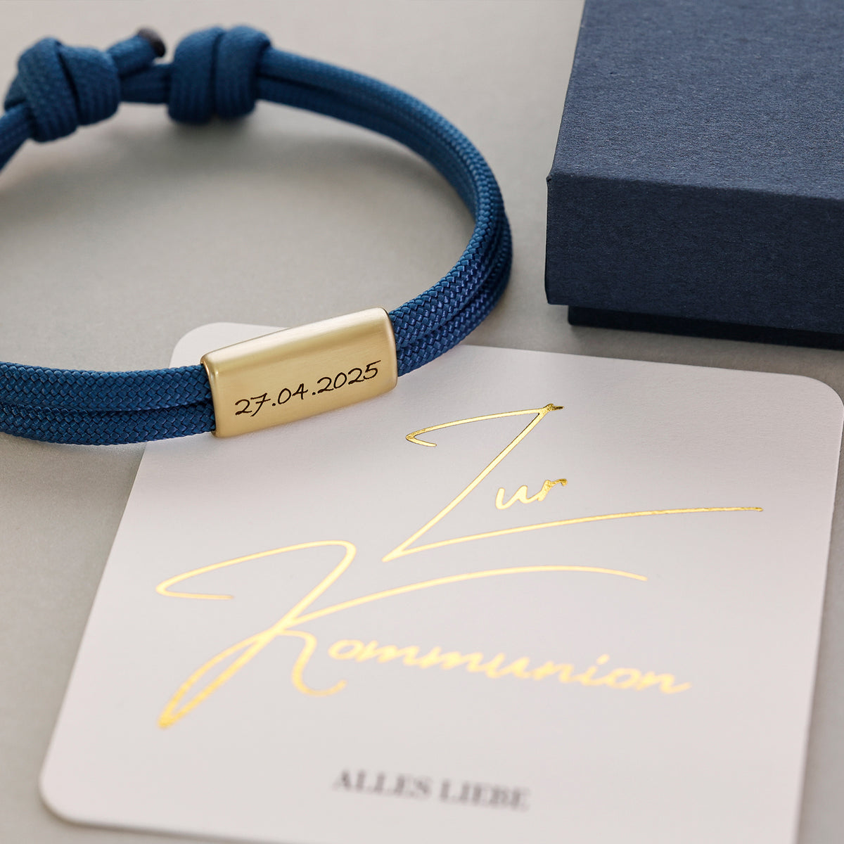 Personalisiertes Segeltau Armband mit Gravur zur Kommunion – goldenes Plättchen mit Datum neben Kommunionskarte
